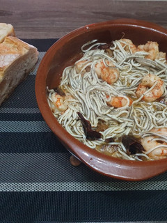 Una foto de Gulas con gambas al ajillo