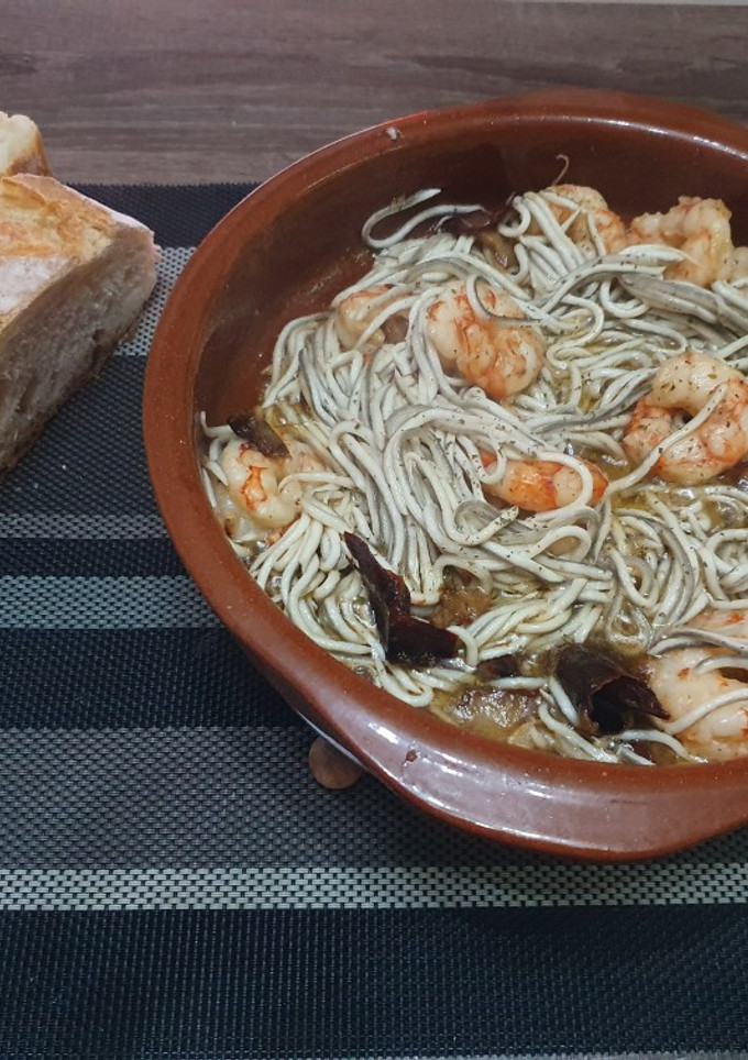 Una foto de Gulas con gambas al ajillo