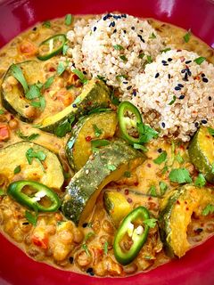 Una foto de Curry Thai de lentejas y calabacín