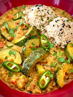 Una foto de Curry Thai de lentejas y calabacín
