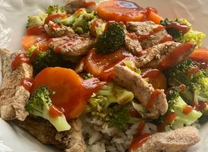Una foto de Arroz chino con pollo 🥡