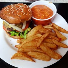 A picture of My Chilli Burger with lots of toppings 😘.