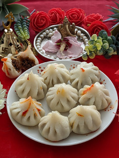 A picture of Steamed Rava modak.