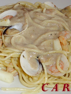 Una foto de Espaguetis marineros con salsa de setas