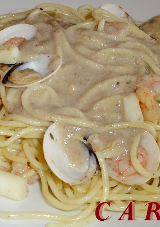 Una foto de Espaguetis marineros con salsa de setas