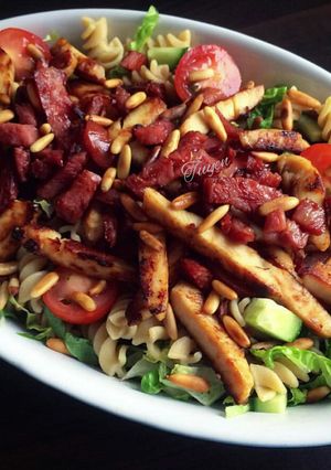 Hình của món Salad ức gà và nui xoắn.