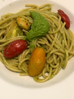 Foto di Spaghetti gamberi datterini pesto di rucola