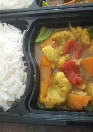 A picture of Chicken veg manchurian with rice.