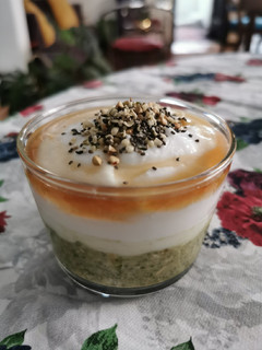Una foto de Avena overnight con matcha y yogurt de coco