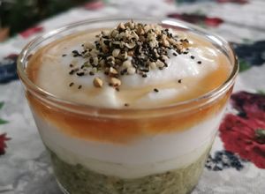 Una foto de Avena overnight con matcha y yogurt de coco
