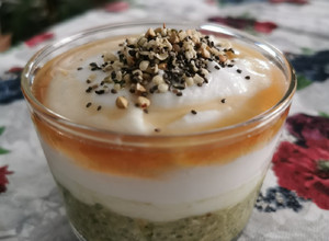 Una foto de Avena overnight con matcha y yogurt de coco