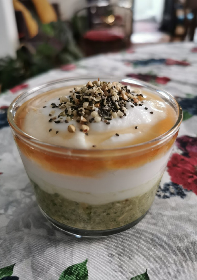 Una foto de Avena overnight con matcha y yogurt de coco