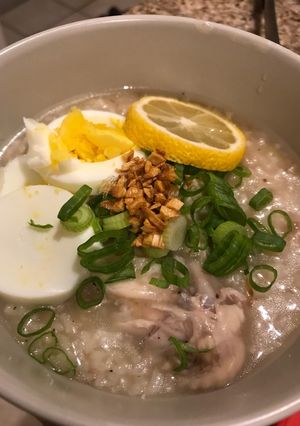 A picture of Chicken Arroz Caldo.