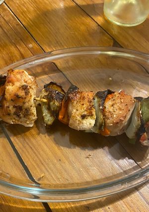 Una foto de Brochettes de pollo 🍗🧅🫑