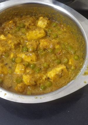 A picture of Matar paneer.