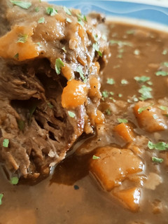Una foto de Morcillo de Angus Guisado con Batata, Zanahoria, Vino y Café