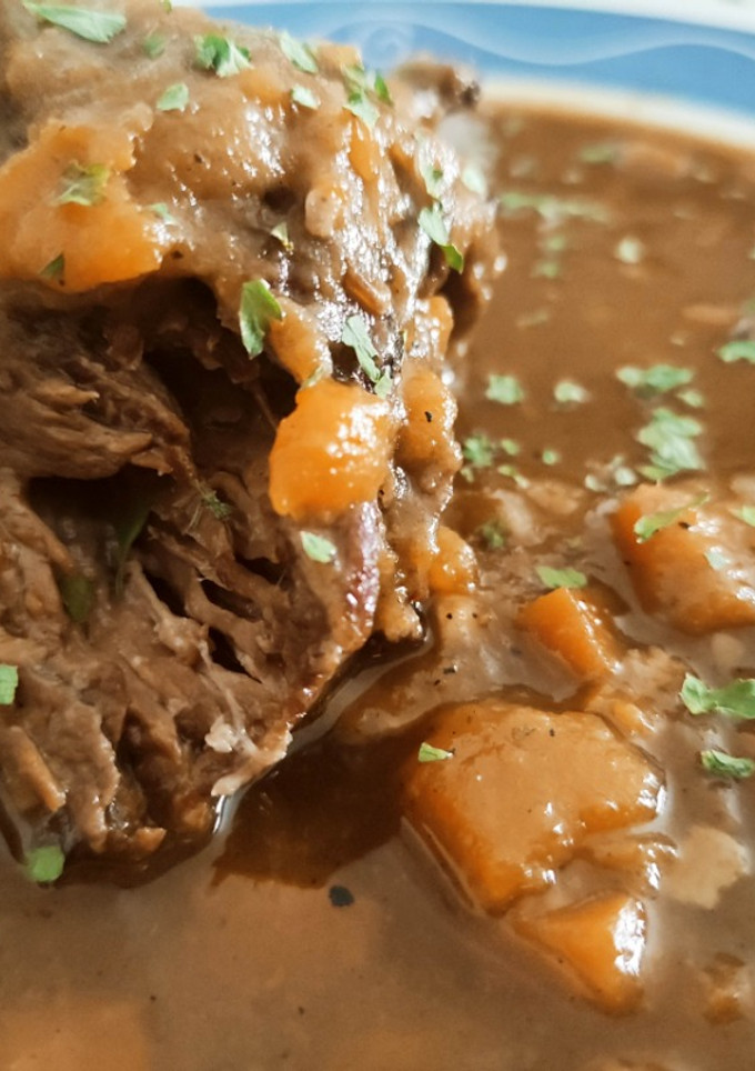Una foto de Morcillo de Angus Guisado con Batata, Zanahoria, Vino y Café