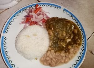 Una foto de Seco de pollo con frejoles