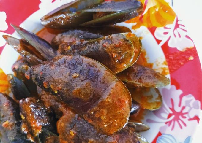 Bagaimana Menyiapkan Kerang Hijau Saos Padang, Sempurna