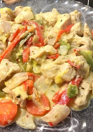 Una foto de Pollo con verduras