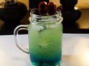 Una foto de vodka azul