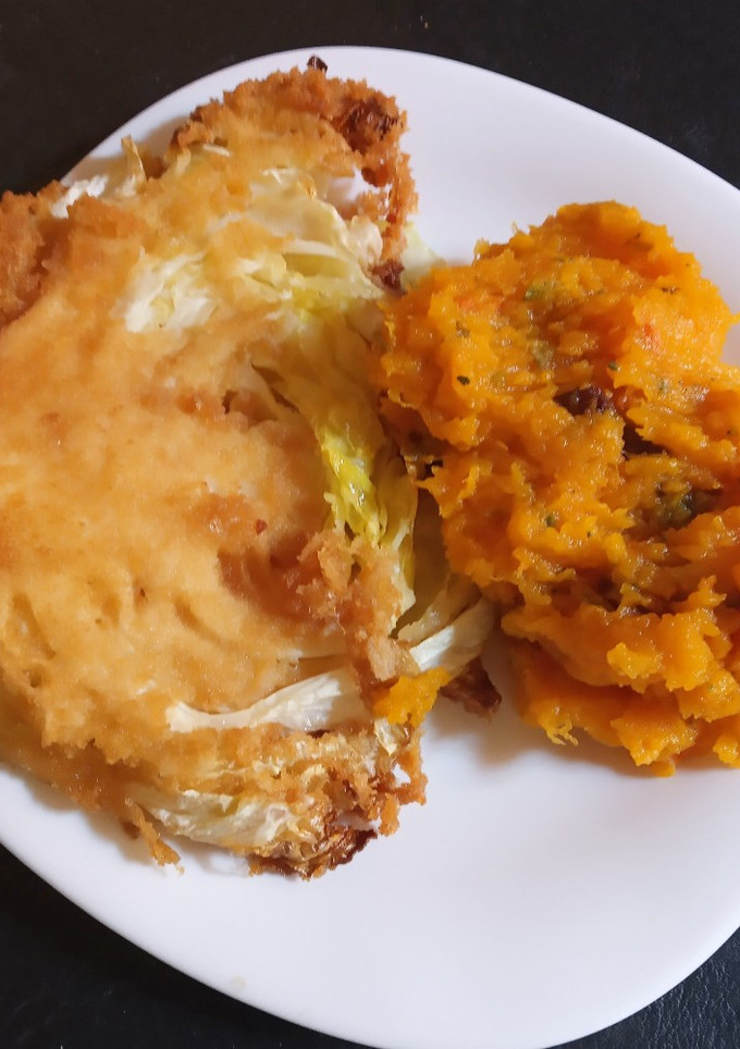 Una foto de Milanesa de repollo con puré de calabaza, espinacas y pasas