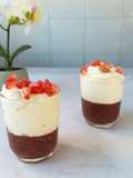 Postre con gelatina de granada en vasitos