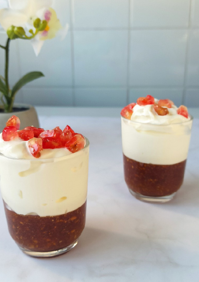 Una foto de Postre con gelatina de granada en vasitos