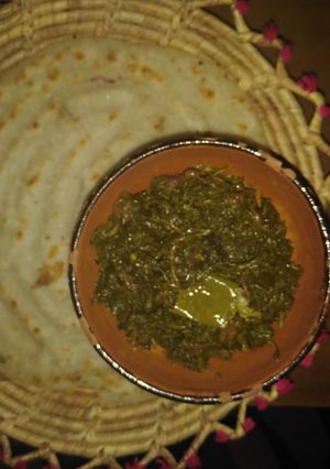 A picture of Sarson ka saag,rice(white) atta roti.