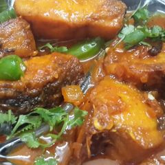 A picture of Rui maacher kalia (rohu fish curry).