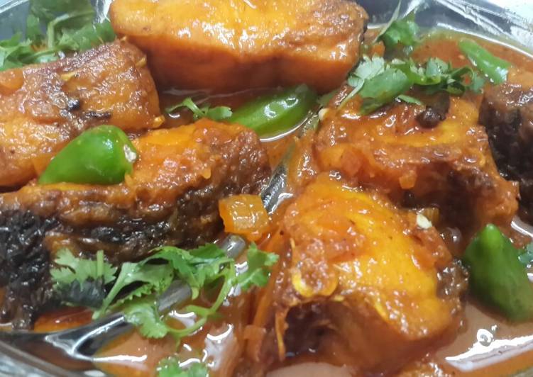 Tasty And Delicious of Rui maacher kalia (rohu fish curry)