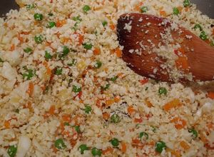 Una foto de Arroz de coliflor tipo primavera