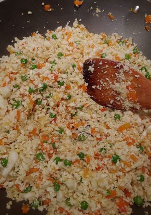 Una foto de Arroz de coliflor tipo primavera