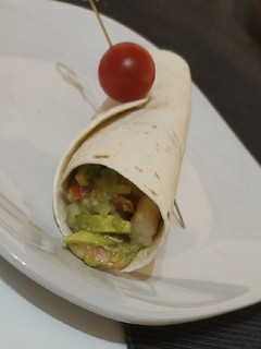 Una foto de Wrap de langostinos y guacamole😋🌯