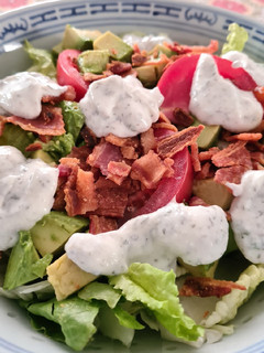 Una foto de Ensalada verde con tocino, tomate y aguacate