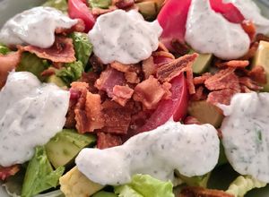 Una foto de Ensalada verde con tocino, tomate y aguacate