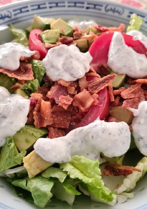 Una foto de Ensalada verde con tocino, tomate y aguacate