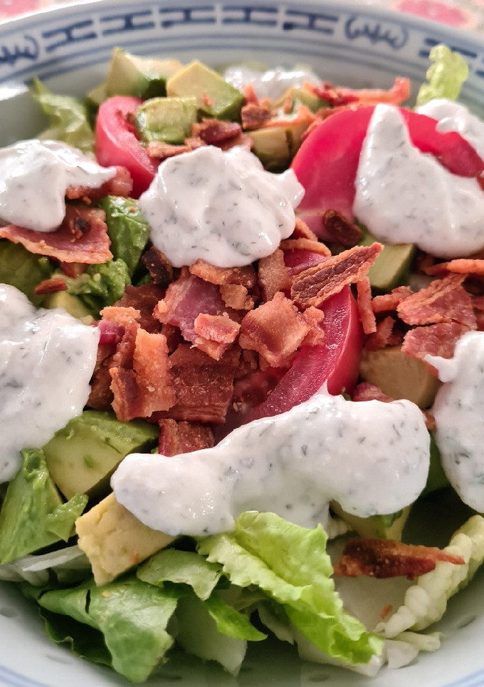 Una foto de Ensalada verde con tocino, tomate y aguacate