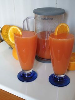 Una foto de Zumo refrescante de naranja y Papayo para el verano