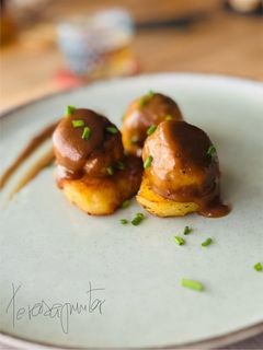 Una foto de Albóndigas de pollo 🐣 al Pedro Ximénez 🫗 🎄