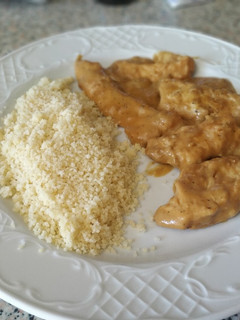 Una foto de Pavo con salsa de naranja y cuscús. Receta fit