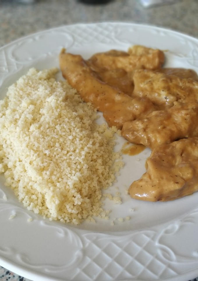 Una foto de Pavo con salsa de naranja y cuscús. Receta fit