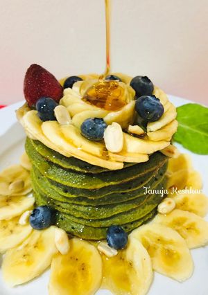 A picture of Banana spinach pancakes with peanuts.