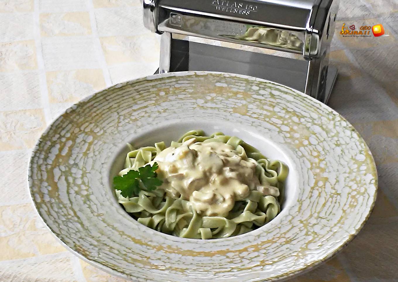 Cintas verdes de espinacas con salsa de champiñones y nata