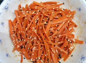 รูปของ แครอทมิโซะโรยงา (にんじんの味噌和え)