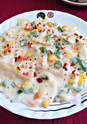 A picture of Pasta in white sauce.