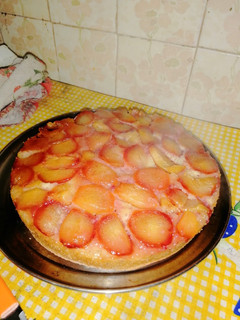 Una foto de Torta de ciruelas invertida