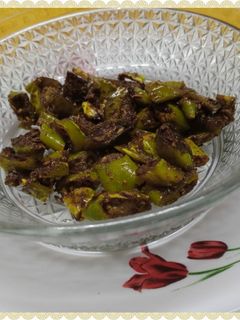 झटपट मिरचीचे लोणचे(राजस्थानी स्टाईल) (jhatpat mirchi che lonche recipe in marathi) रेसिपी चे मुख्य फोटो
