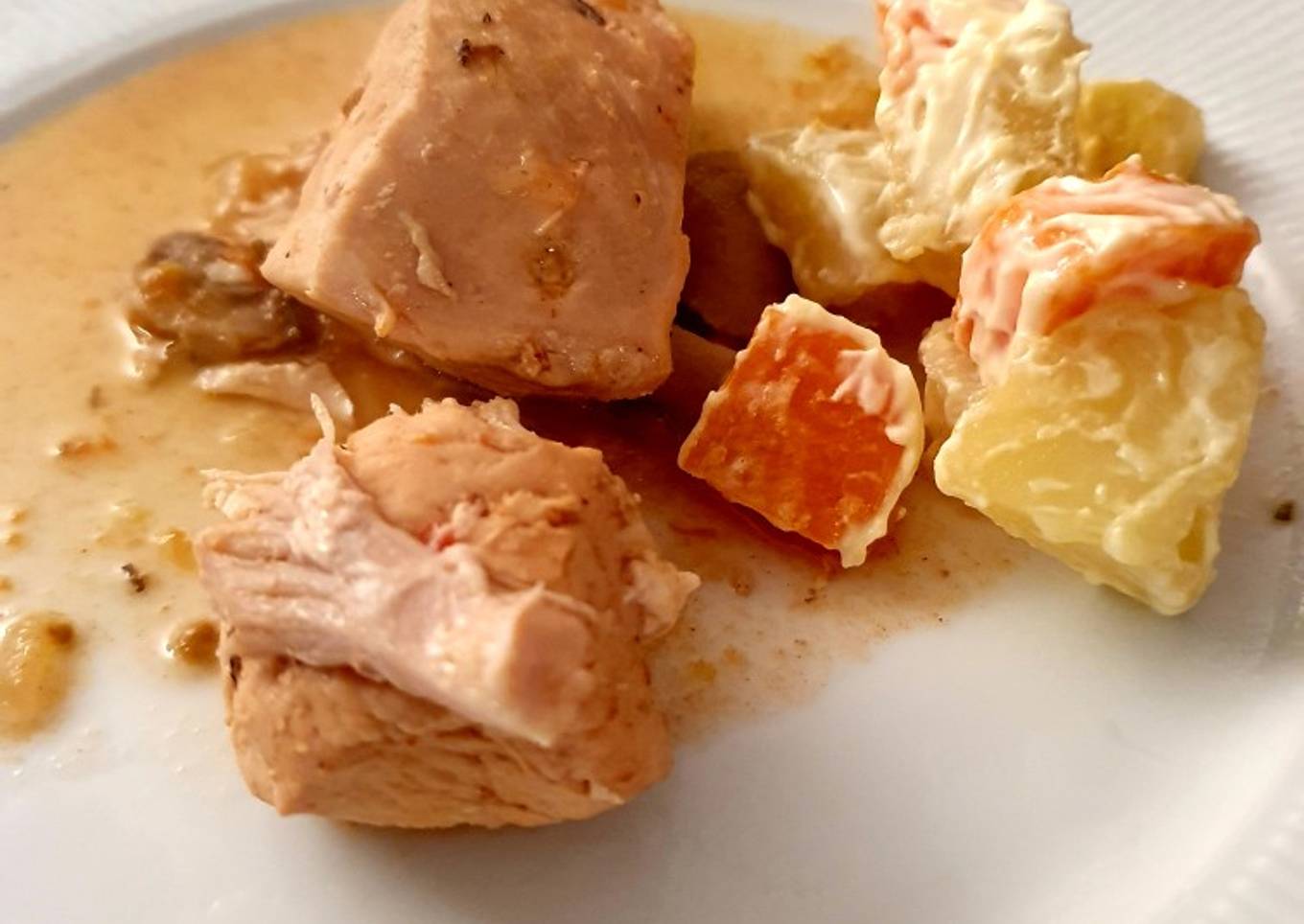 Pollo con cebollitas y hongos