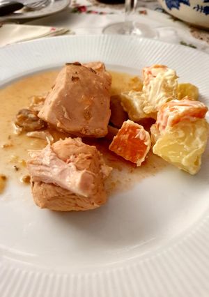 Una foto de Pollo con cebollitas y hongos